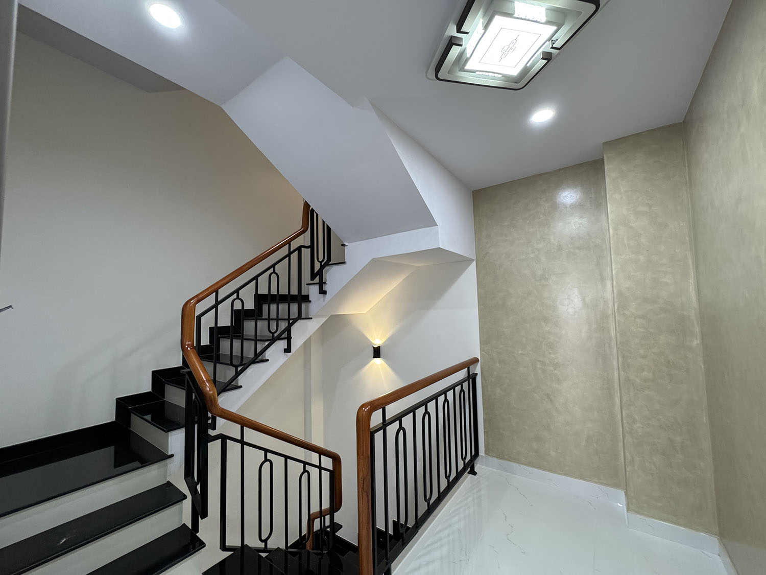 Nhà phố 3 lầu thiết kế Singapore đẹp lung linh full nội thất cao cấp hẻm xe hơi Khu VIP Quang Trung